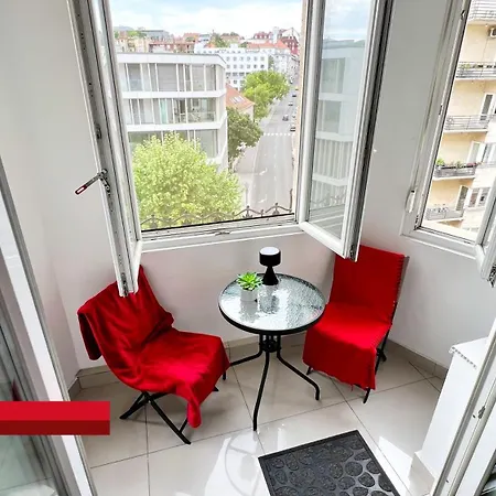 Little Americas Hillside Apartment *